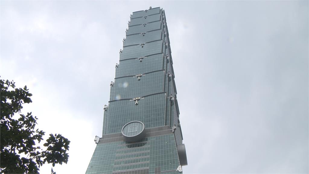 簡直玩命！兩男大生拍夜景 綁繩垂降101