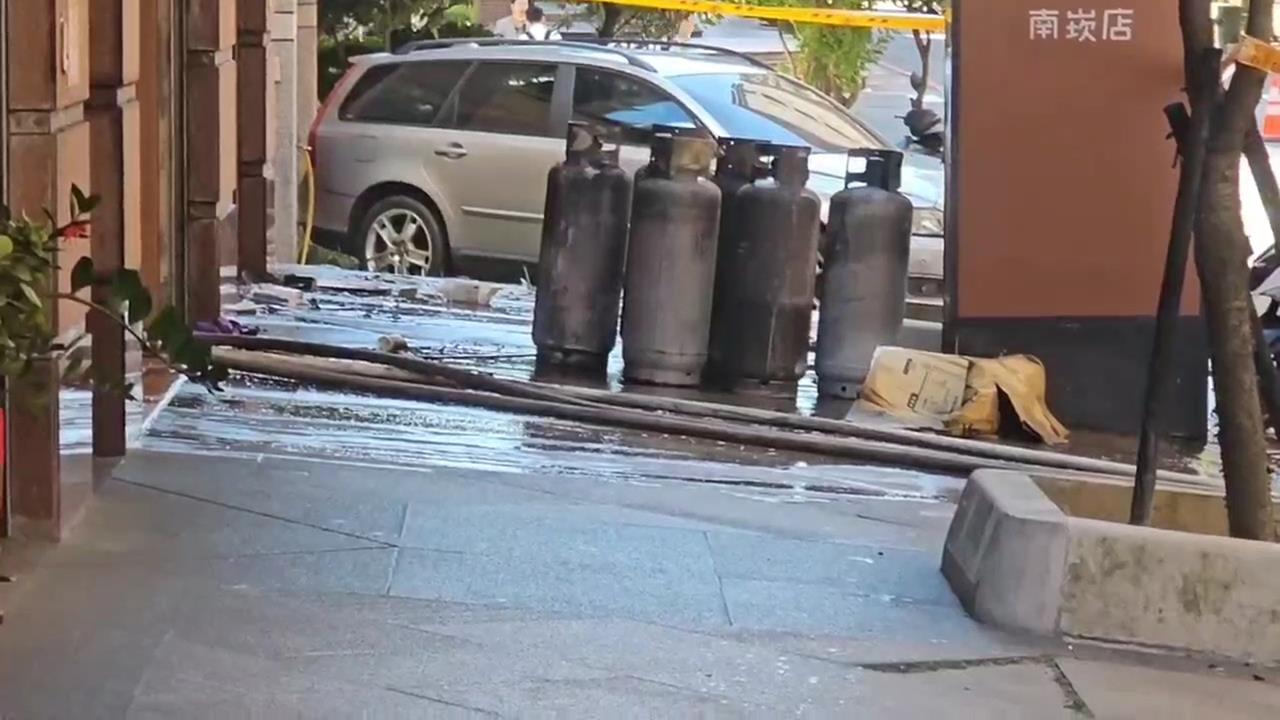 快新聞/疑為瓦斯操作不慎?桃園蘆竹早午餐店火警 濃煙火焰狂竄