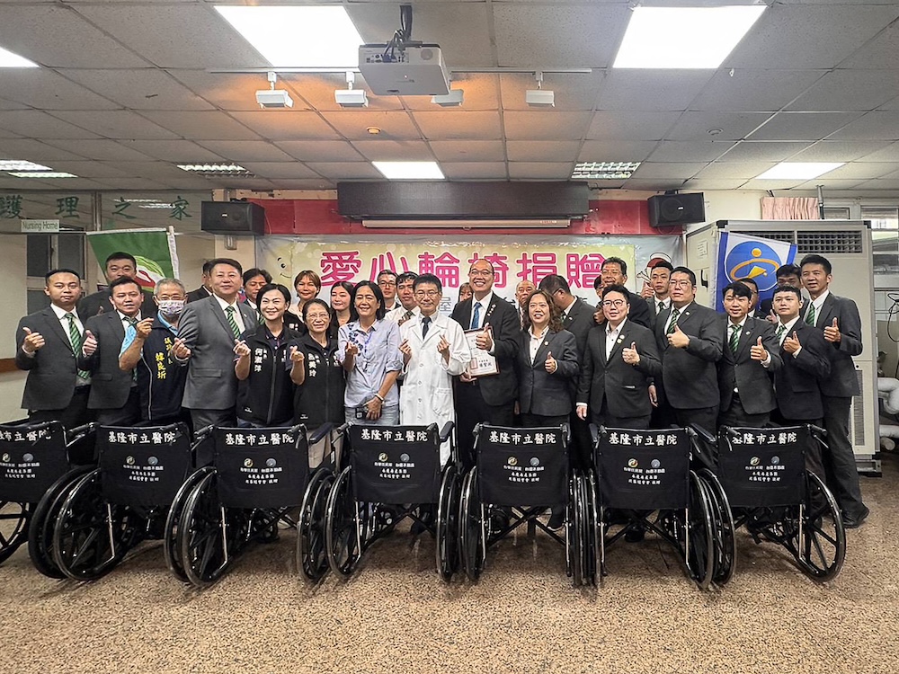 有巢氏、台慶北區經管會送愛心　40台輪椅贈亞東及基隆市立醫院