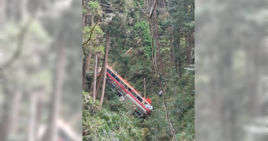 杉林溪接駁巴士墜谷1死7傷！他揪妻健行遇死劫　疑車輛機械故障釀失控