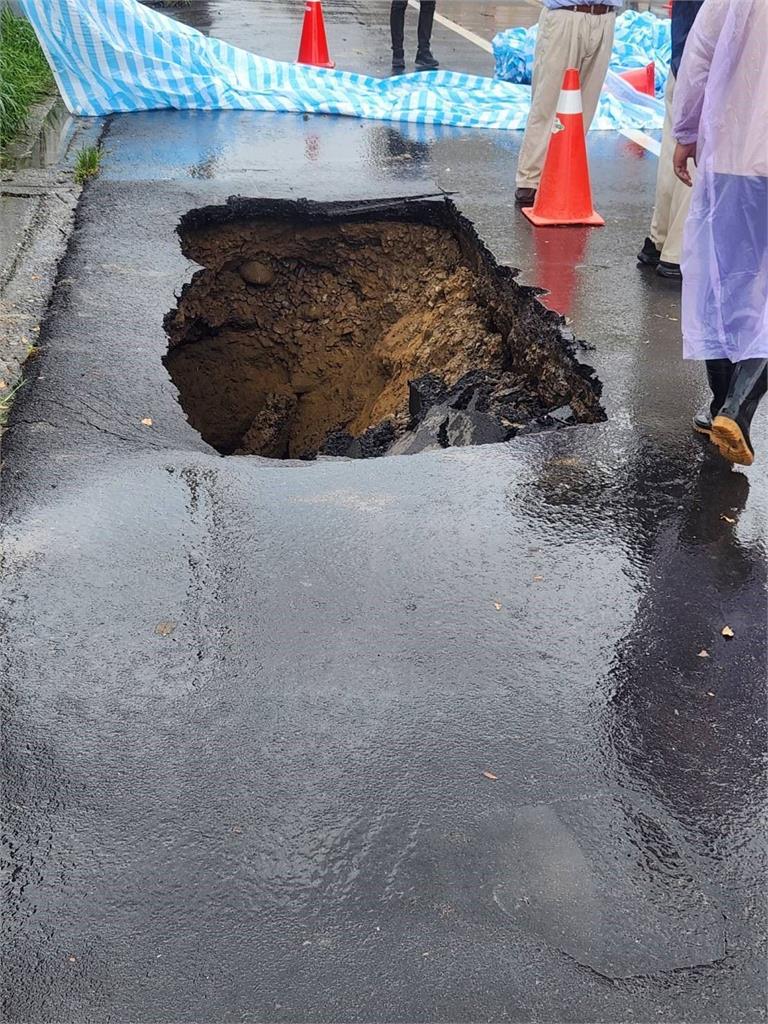 苗栗後龍建案工地坍塌！　吊車後輪卡洞　出動大吊車吊離