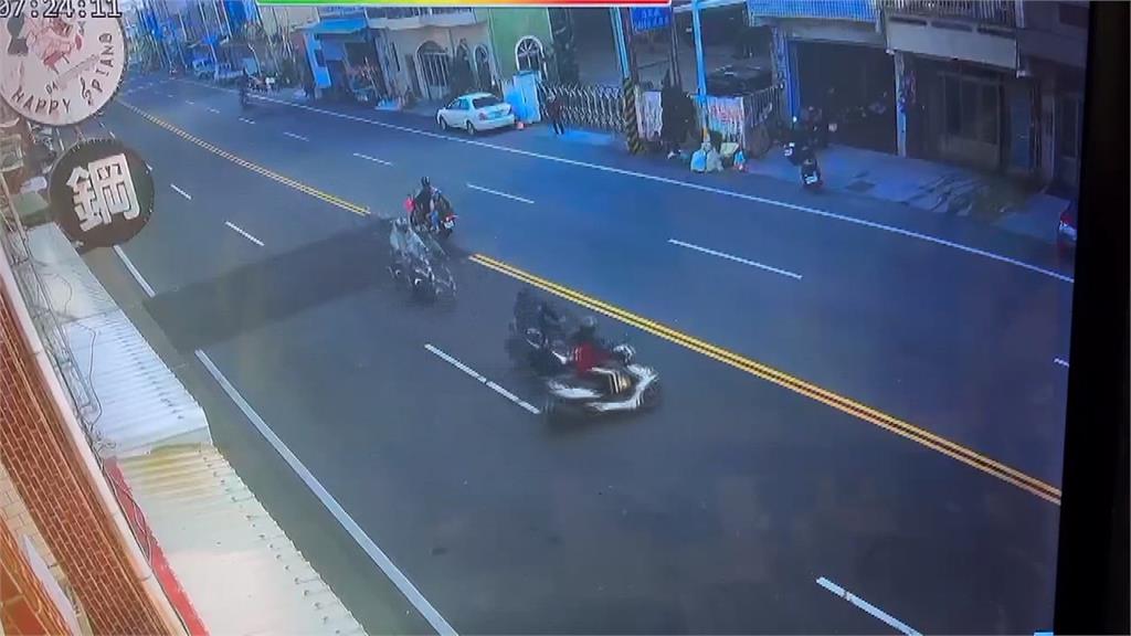 彰化鹿港騎士疑要「跨越雙黃線」切車道　３機車撞成一團