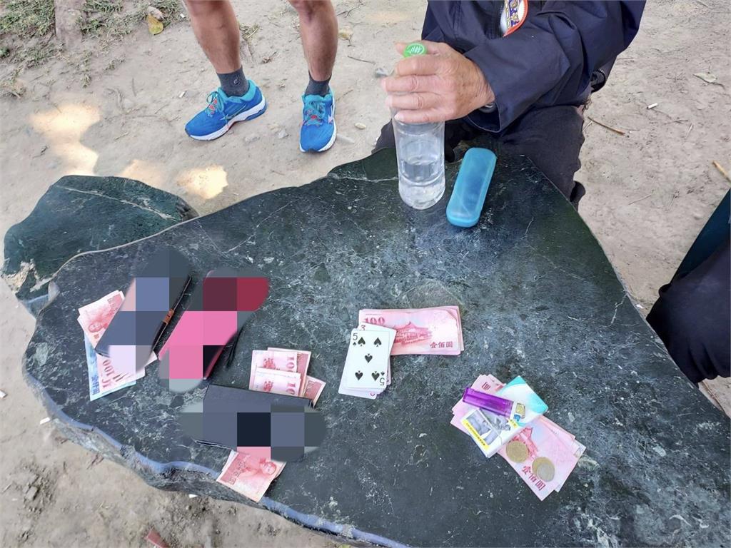 不良身教！長者公園聚賭惹民怨　警怒斥教壞孩子