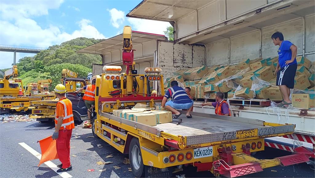 國3西湖段聯結車撞路肩緩撞車　載運礦泉水散落車道一度封閉