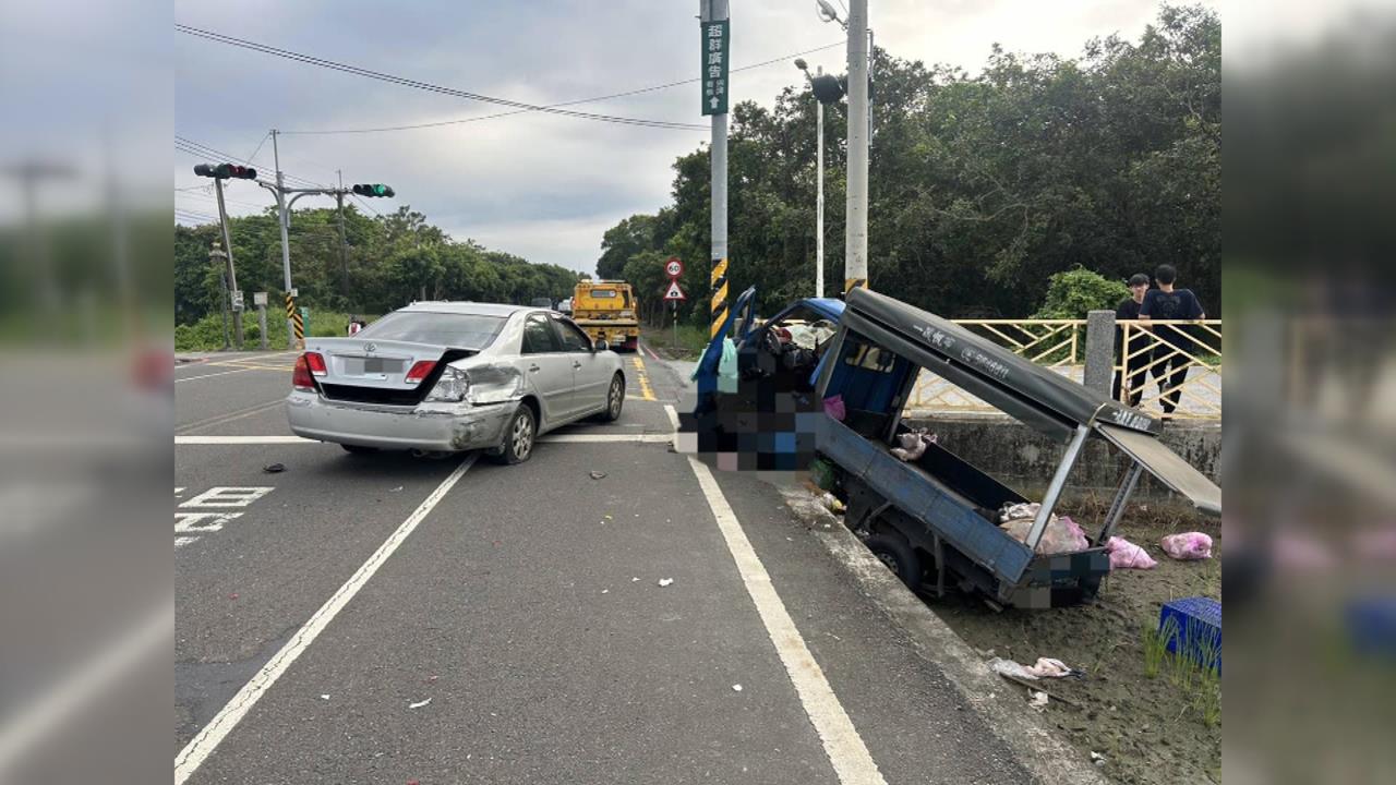屏東崁頂死亡車禍 貨車猛撞小客車 一度受困 傷重不治