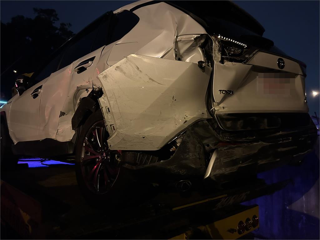 國1小客車疑操作不當失控！猛撞多元計程車、外側護欄釀禍