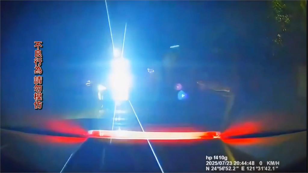 行車糾紛！小黃運將猛閃「強光燈」挑釁　還持刀下車理論、轎車駕駛嚇壞