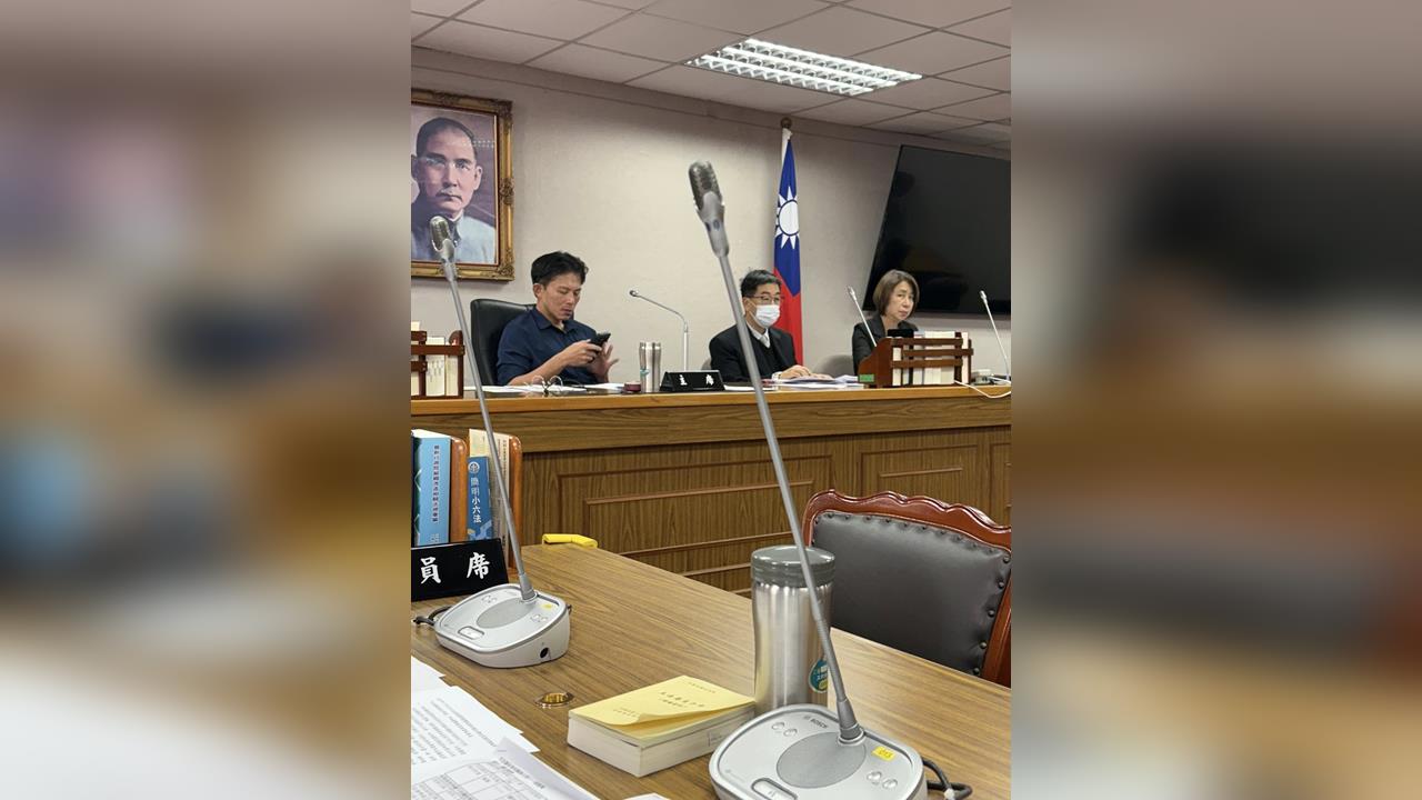 快新聞／黃國昌還在滑手機？召開黨團協商「不在籍投票」不聽中選會說明