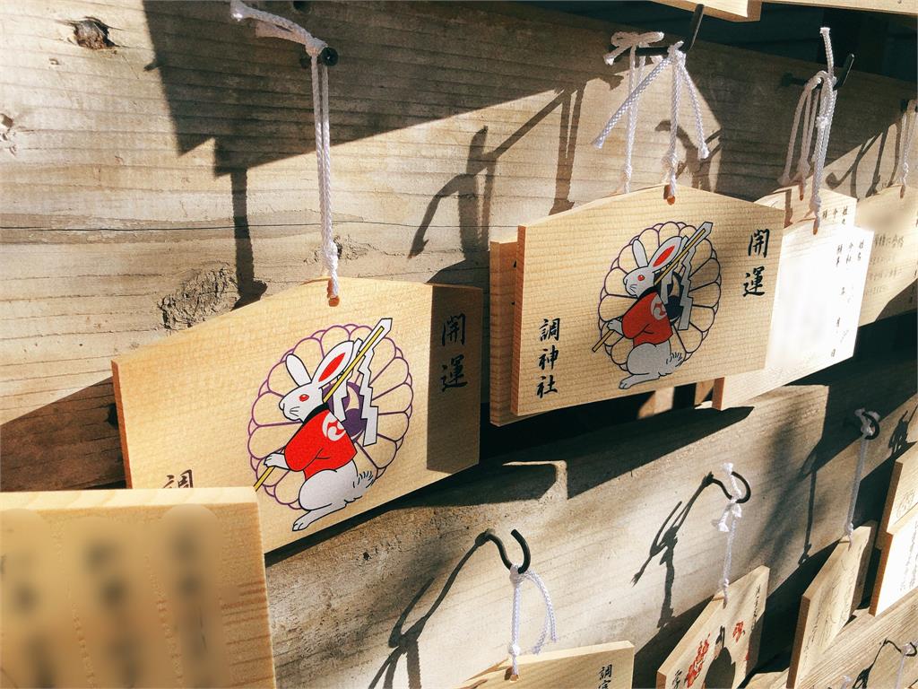 除舊佈新迎兔年！日本超值福袋開搶　神社掛上巨大兔子繪馬