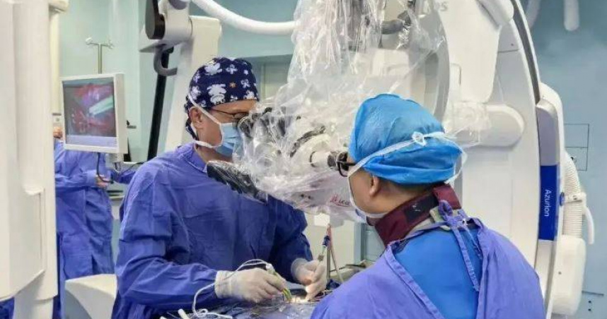 女腰痛2年幾乎癱瘓！脊髓清出「上千寄生蟲」　醫嚇：像在湯裡撈麵條