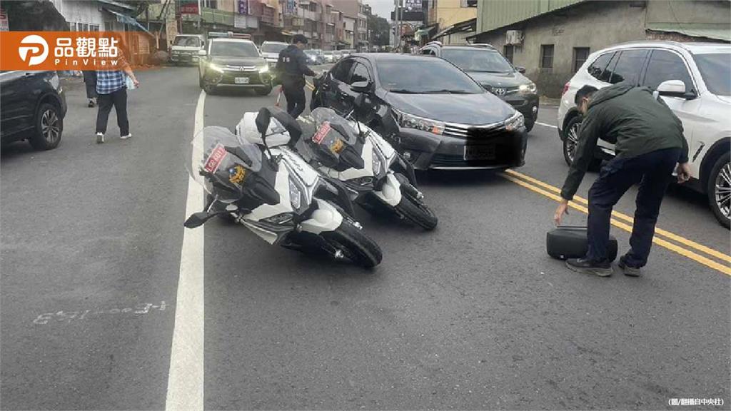 苗栗2警用重機停紅燈慘被撞!休旅車「瘋狂4連撞」