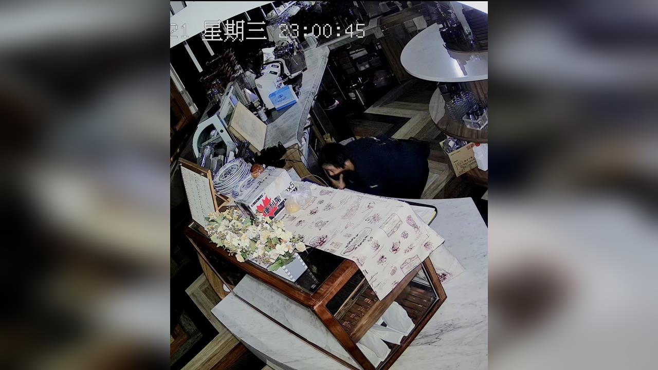 離譜！　花蓮咖啡廳深夜遭竊　賊撬收銀機不成竟「整台抱走」