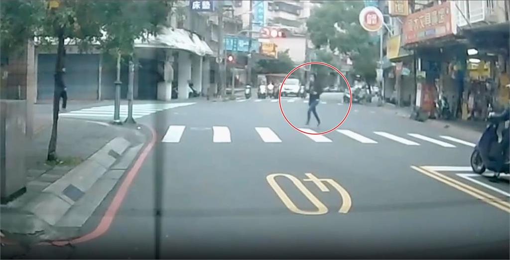 她見小綠人「剩2秒」過馬路被罰錢引熱議　真正原因曝光了