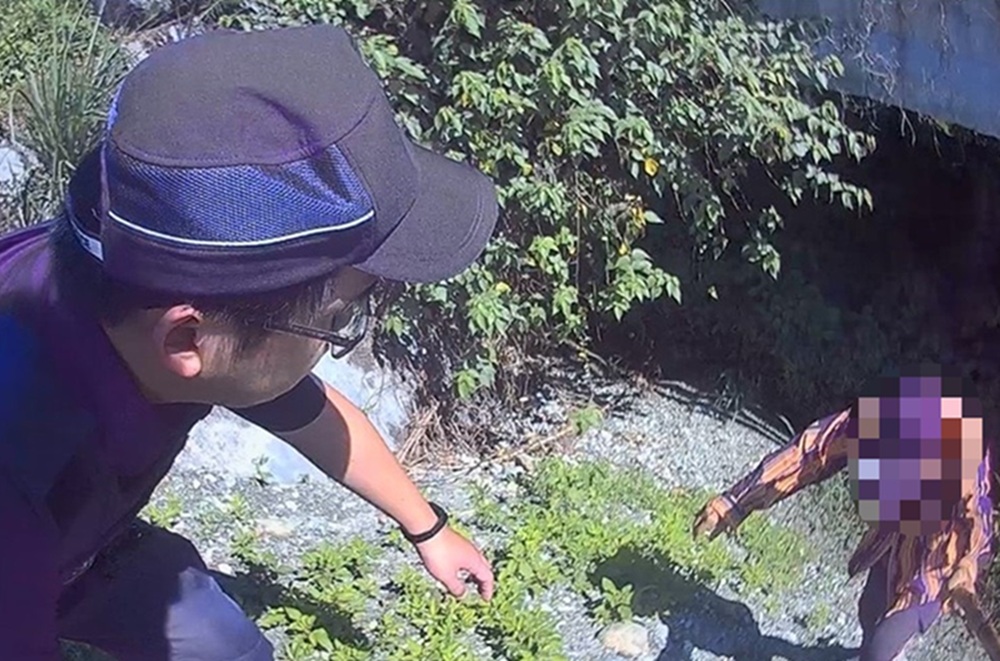 尋找愛犬　老翁受困河床警急救援聯合消防員找回落難毛孩