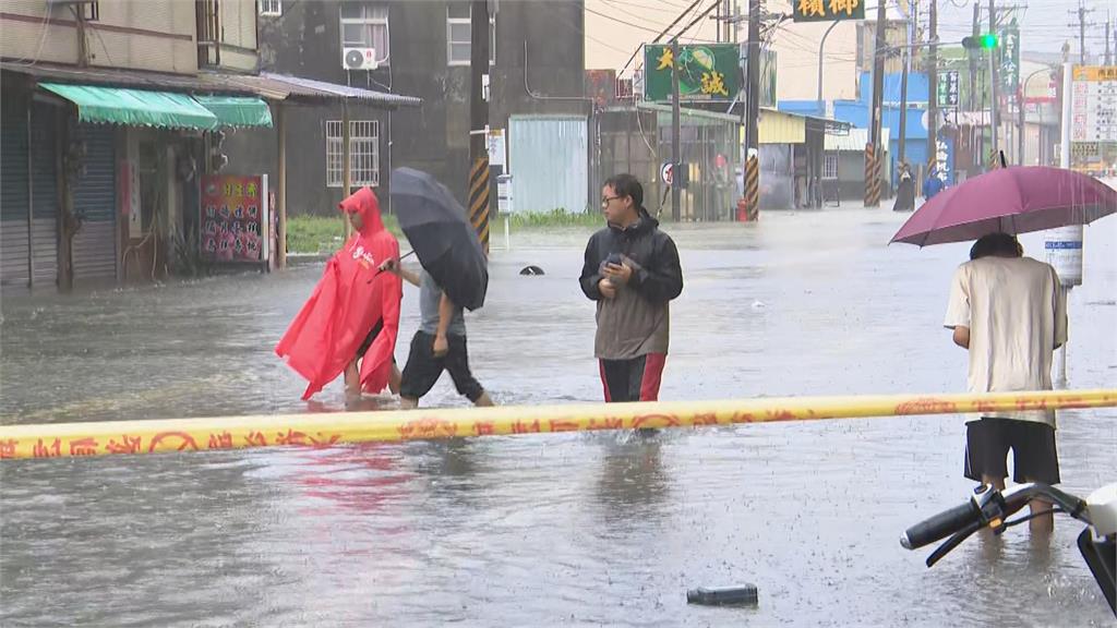 快新聞／凱米暴雨狂炸高雄！岡山「水淹小腿肚」　居民：風雨乒乓叫都沒停