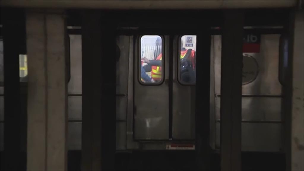 男月台邊滑手機突遭推落　遭列車撞上驚悚畫面曝！