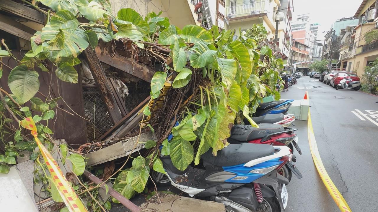 說倒就倒！ 台中逢甲「垃圾屋」圍牆倒塌 壓電箱.砸機車