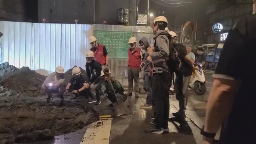 緊鄰工地當天未作業！　連日大雨釀禍？　新北板橋路面下陷　深達10公分