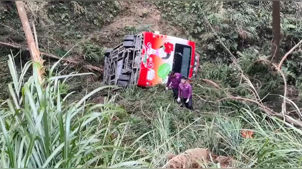 快新聞／杉林溪賞櫻遊園車墜谷1死7傷　觀光署：全力救援、全面停駛調查