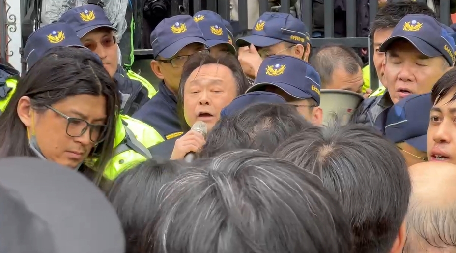 快新聞／青鳥激吼「停止開會」　王世堅喊：今天是立法院30年來最大的恥辱