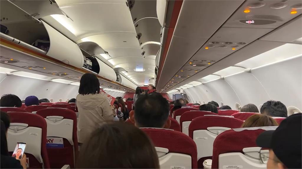 獨家/飛機疑「這原因」盤旋桃機上空不降落 乘客嚇喊:真的很恐怖