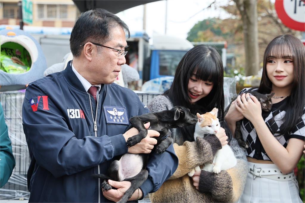 黃偉哲帶「紫月光」逛年貨大街   發一元福袋向民眾拜早年