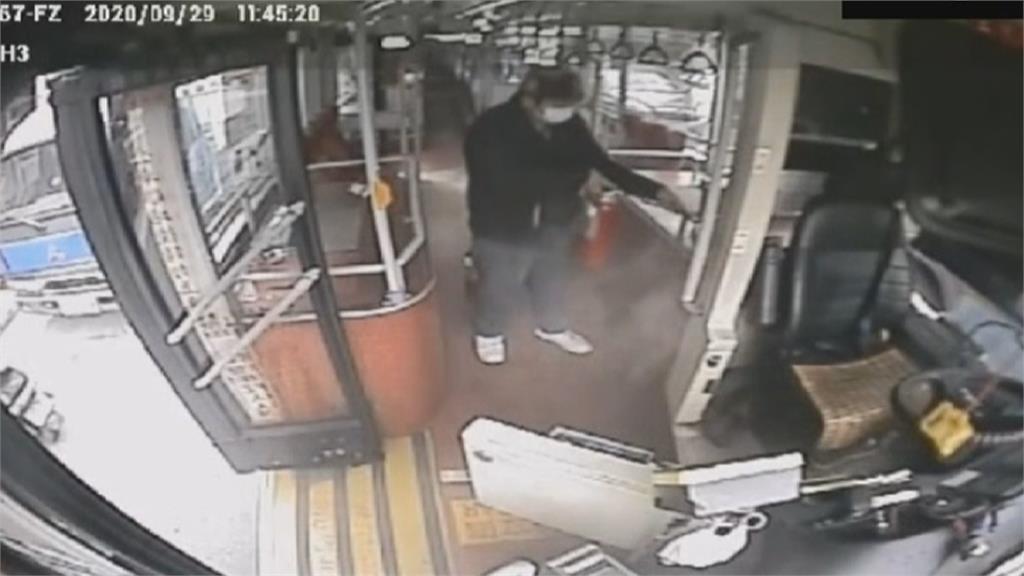 驚險一瞬間！疑乘客物品滲漏公車內變電箱起火冒煙