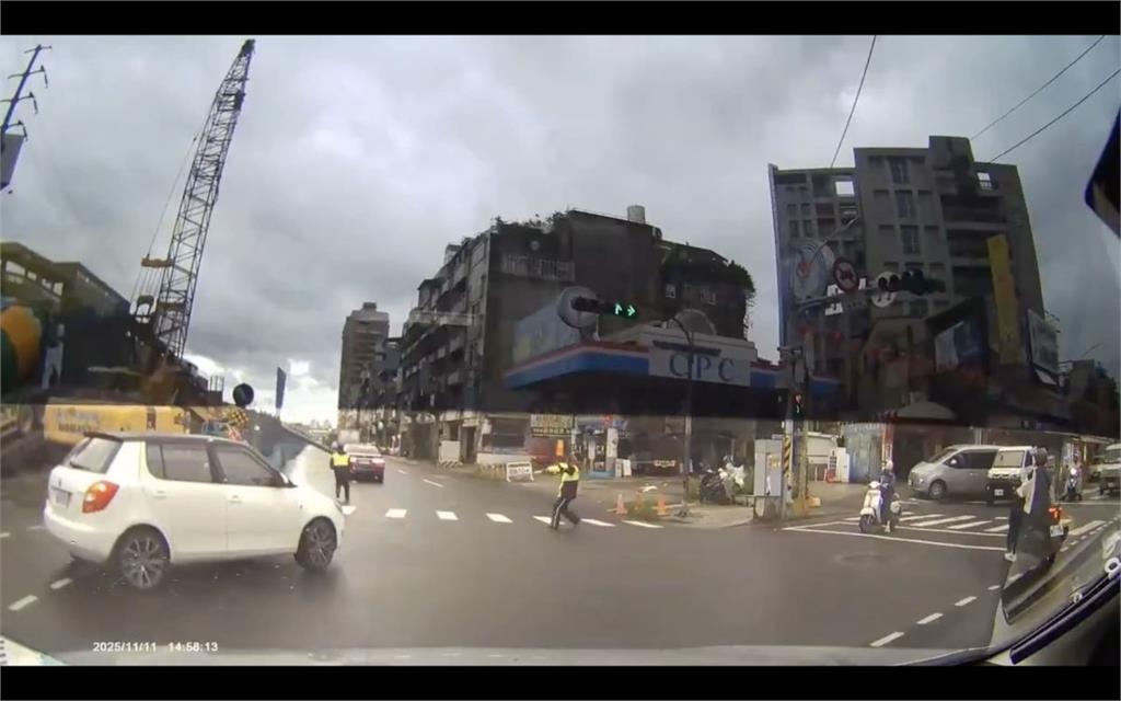 驚險瞬間!捷運工地吊掛鐵管墜落 BMW遭砸變形駕駛死裡逃生