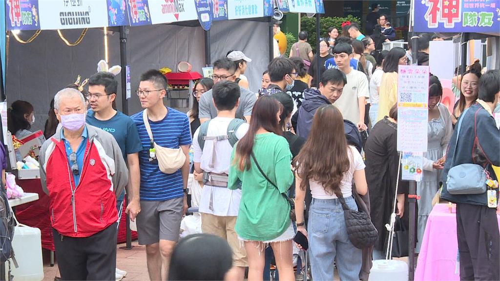 新北耶誕城攤商大玩諧音哏　　直播賽事瘋搶12強棒球賽商機