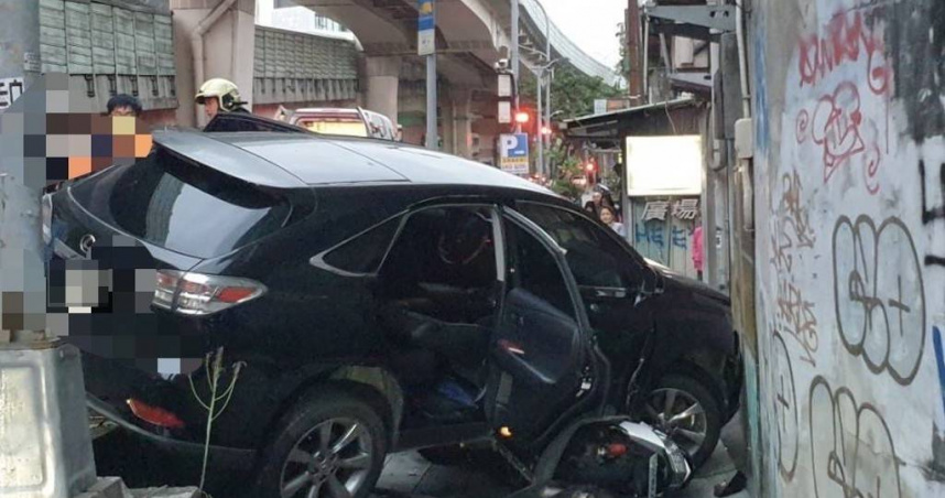 台北市民大道休旅車失控「衝上人行道」直撞民宅　駕駛一度受困