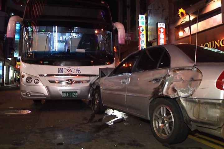 通緝犯連撞4車棄車逃 中市警飛車追捕逮人