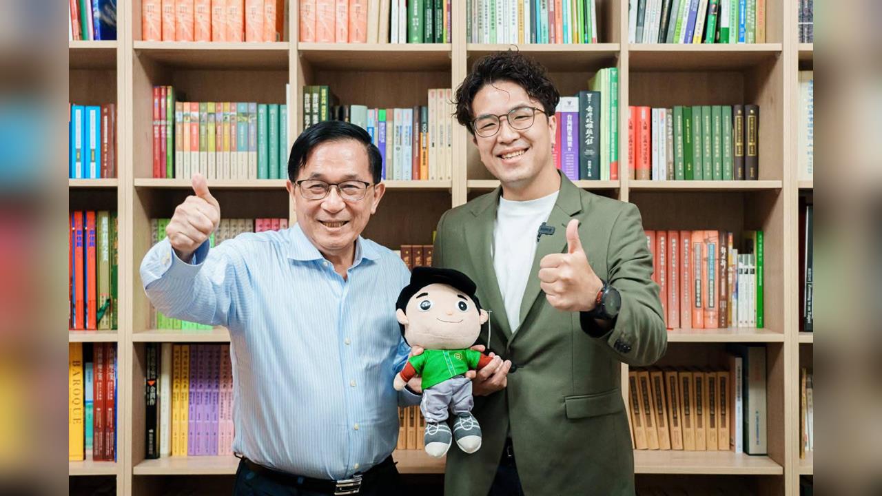 沈伯洋同框阿扁！兩人互加LINE笑虧「他10點被收手機」錯開陳其邁