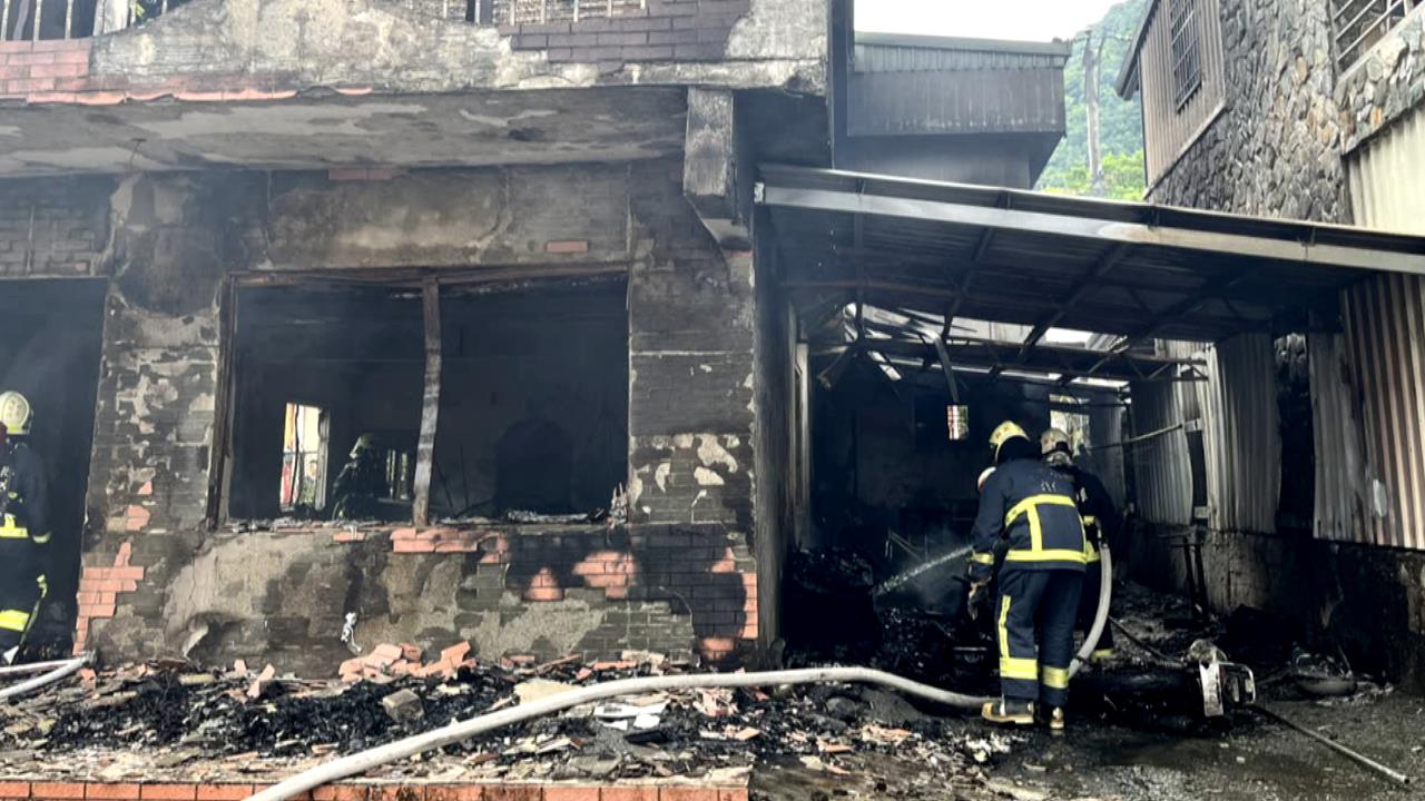 兩童逃生！　宜蘭兩層樓住宅火警　消防員救出驚魂黑狗