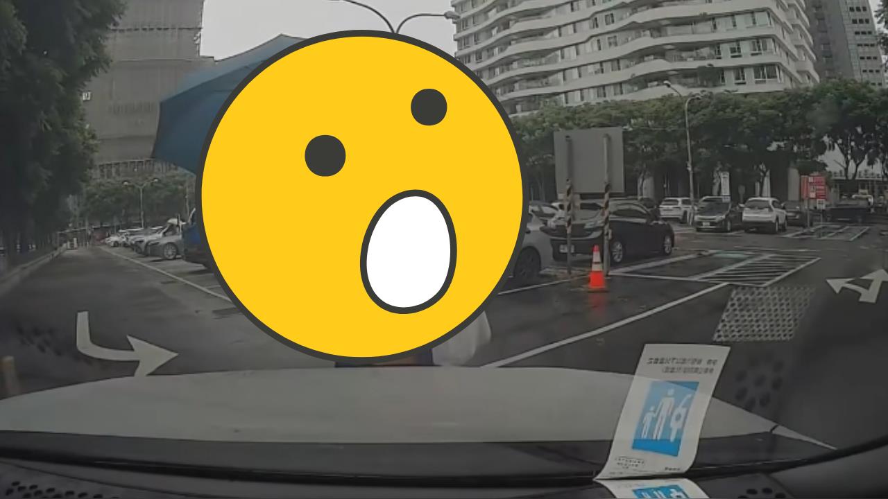 「行人條款」停車場也適用？他入場遭「肉身擋車」秒當機：什麼人都有