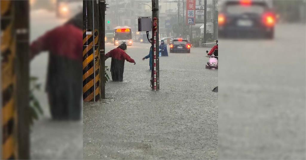 快新聞／豪雨炸高雄水淹小腿肚高　騎士「涉水推車」畫面曝