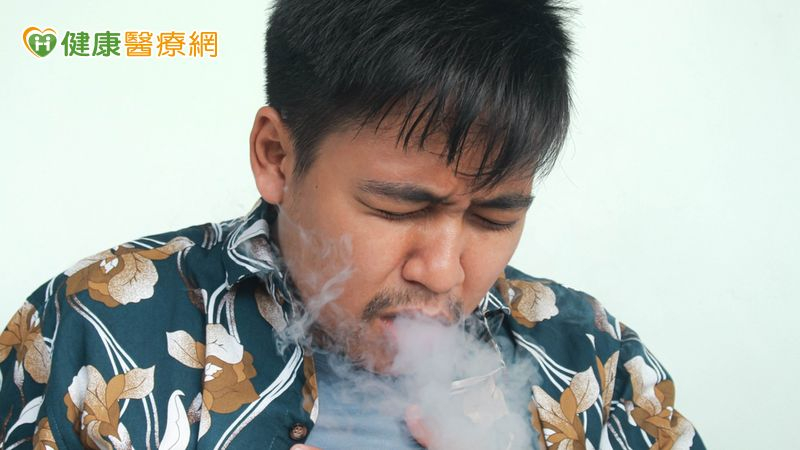 吸電子菸竟雙手發黑　醫師警告：可能致命