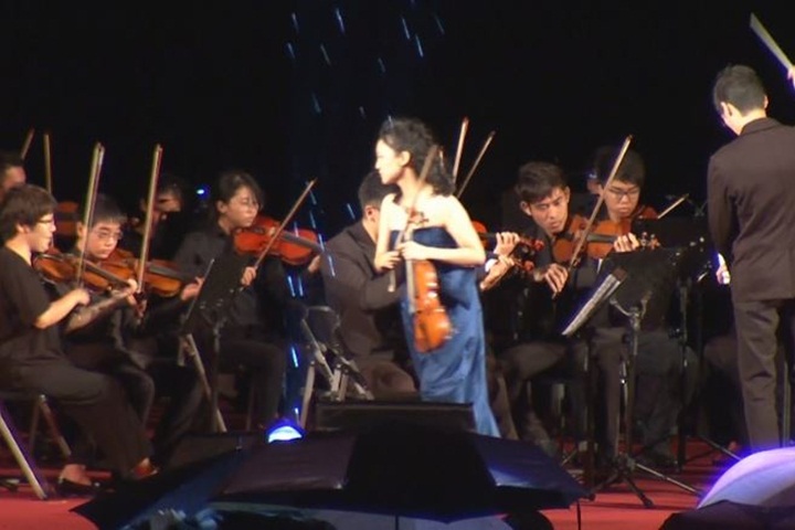 國慶音樂會淋雨表演 首席小提琴家氣到離席
