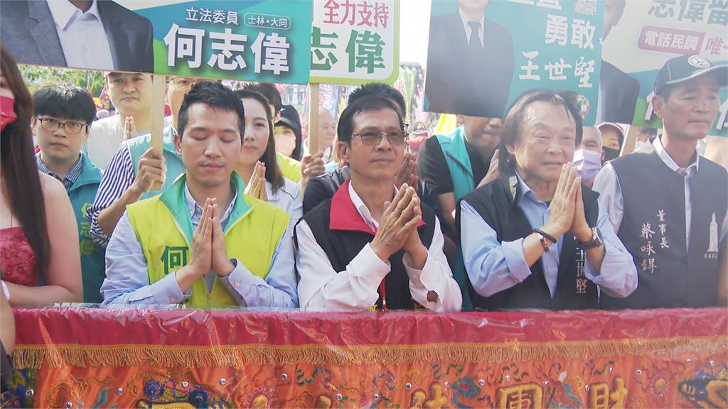 登記初選後首次同框　王世堅、何志偉碰面先加ＬＩＮＥ