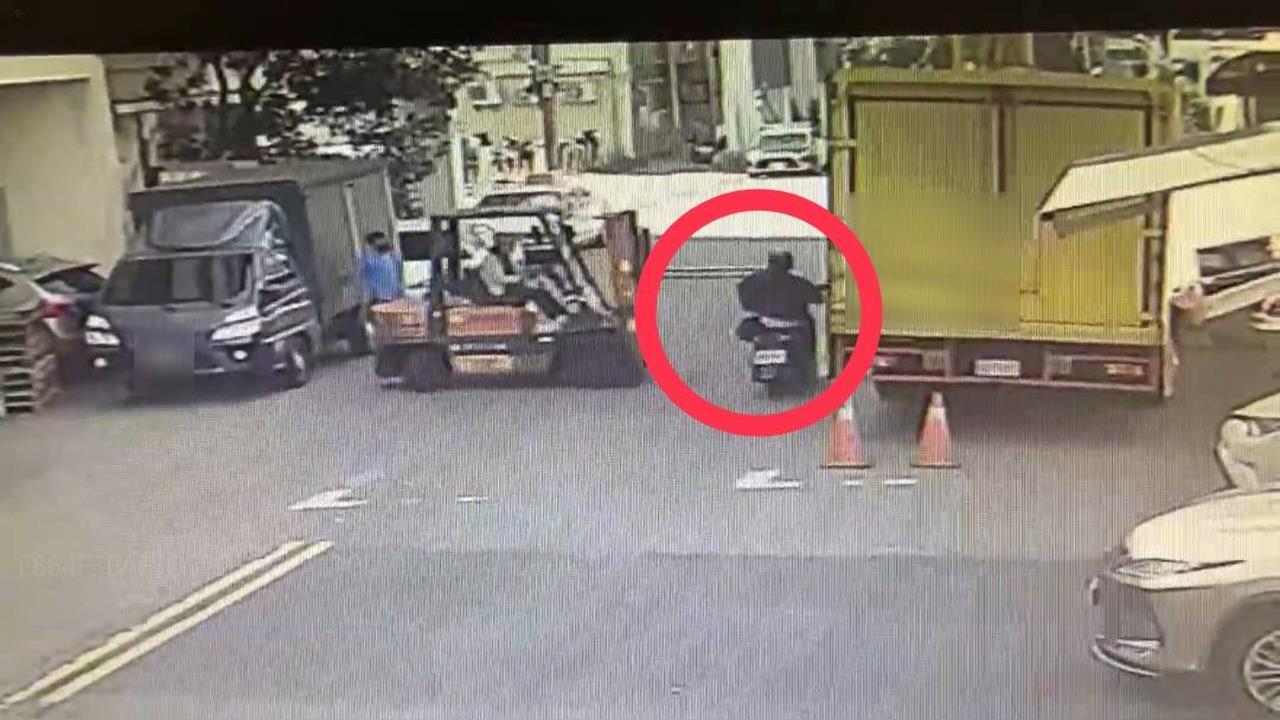快新聞／台中驚傳死亡車禍！騎士撞堆高機貨叉「當場身亡」　驚悚畫面曝光