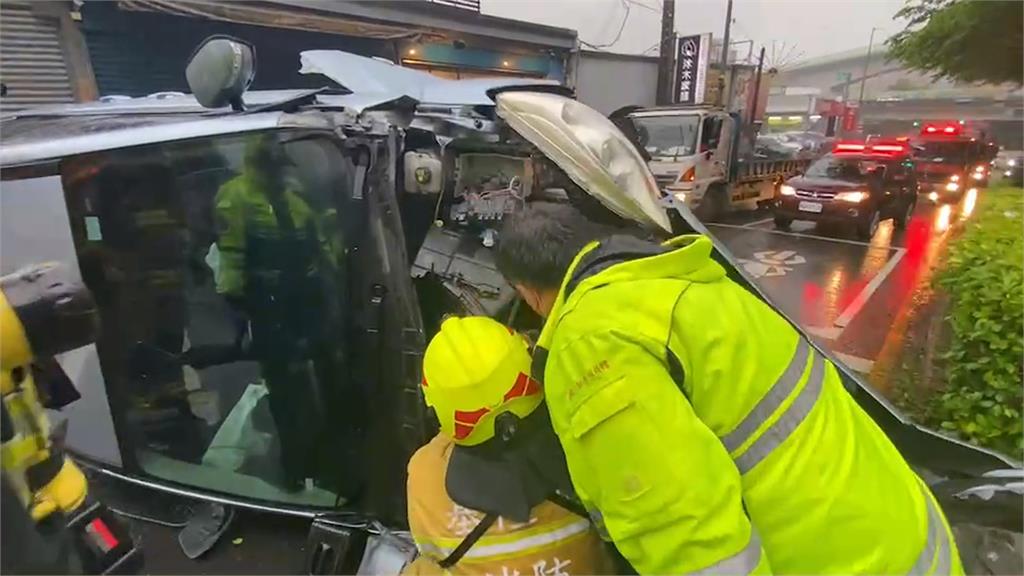 駕駛晃神自撞翻覆鑰匙斷車內　警消急拆電池防漏油爆炸