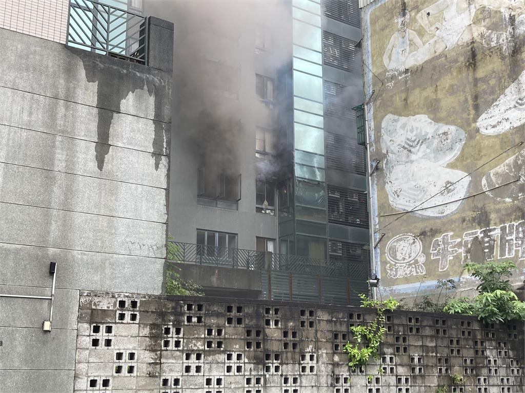 快新聞／台中18樓高住宅失火濃煙狂竄　上百住戶急疏散、7人一度受困