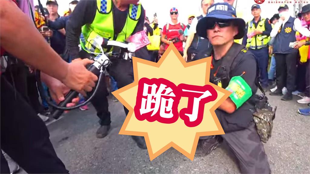 孝女求媽祖救父「跪地猛撞20下磕破頭」！粉紅超跑突靜止「現神祕力量」網跪了