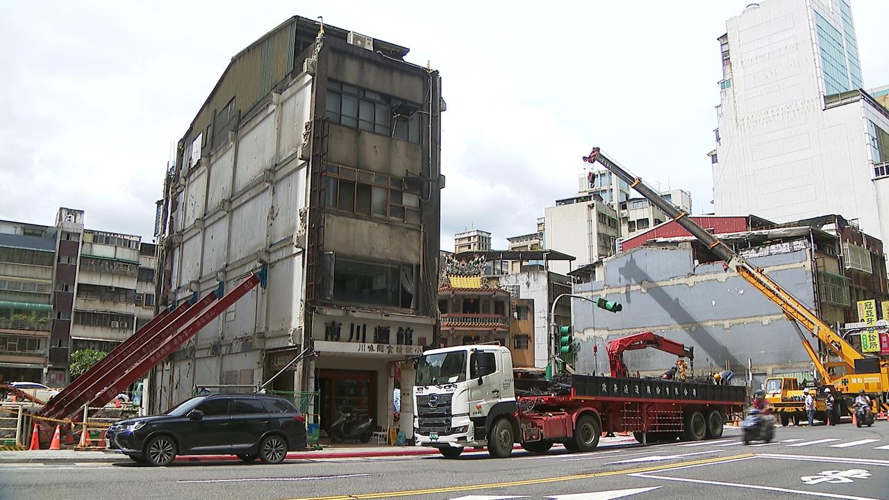 都市奇景！　台北牙籤屋不拆成孤島、五股加油站樓上還住人