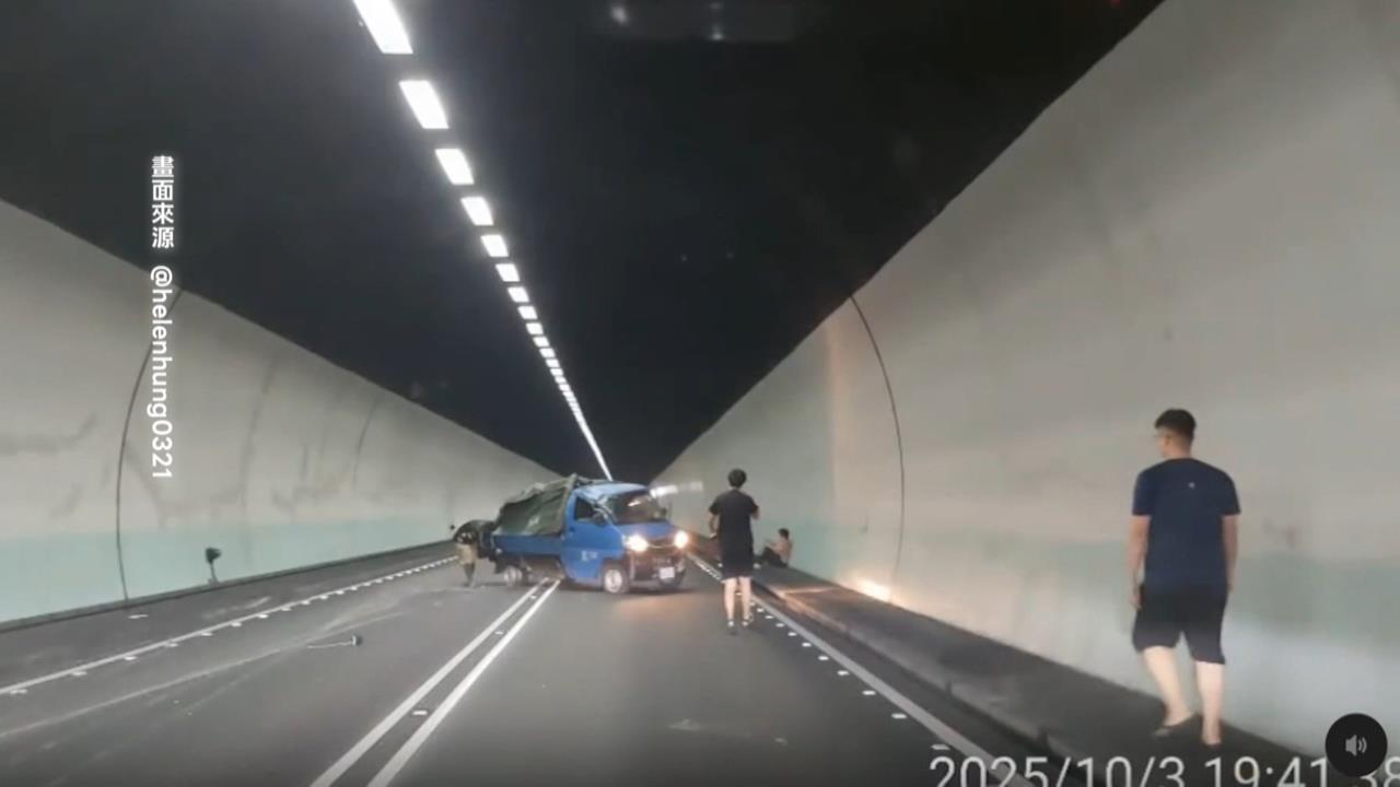 鏟子超人雪隧內翻車「奇蹟回正」 目擊者:好心人平安無事