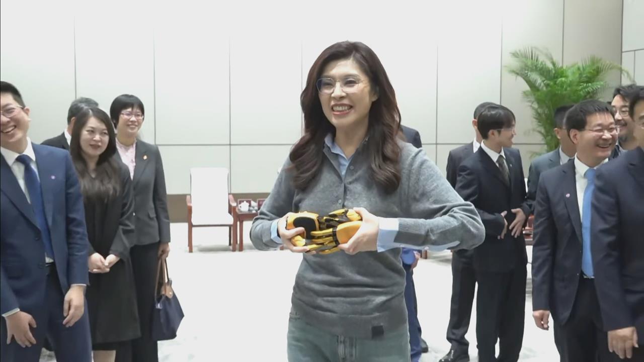 快新聞／訪中關村爽拿「機械手」當伴手禮！鄭麗文樂歪「真的嗎？」大讚不虛此行