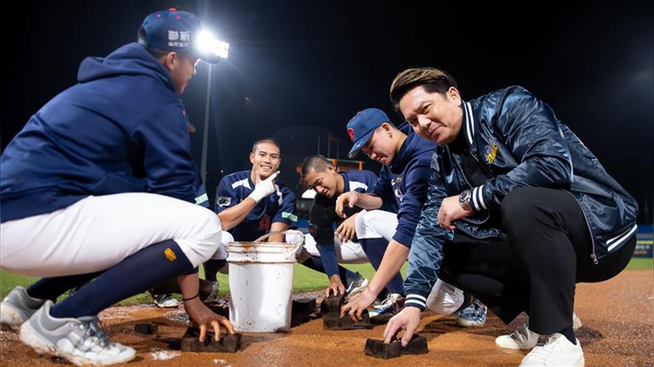 棒球／超越勝負的感動！台日高中生吸水清場地「聊韓國女團」！周思齊也下場幫忙