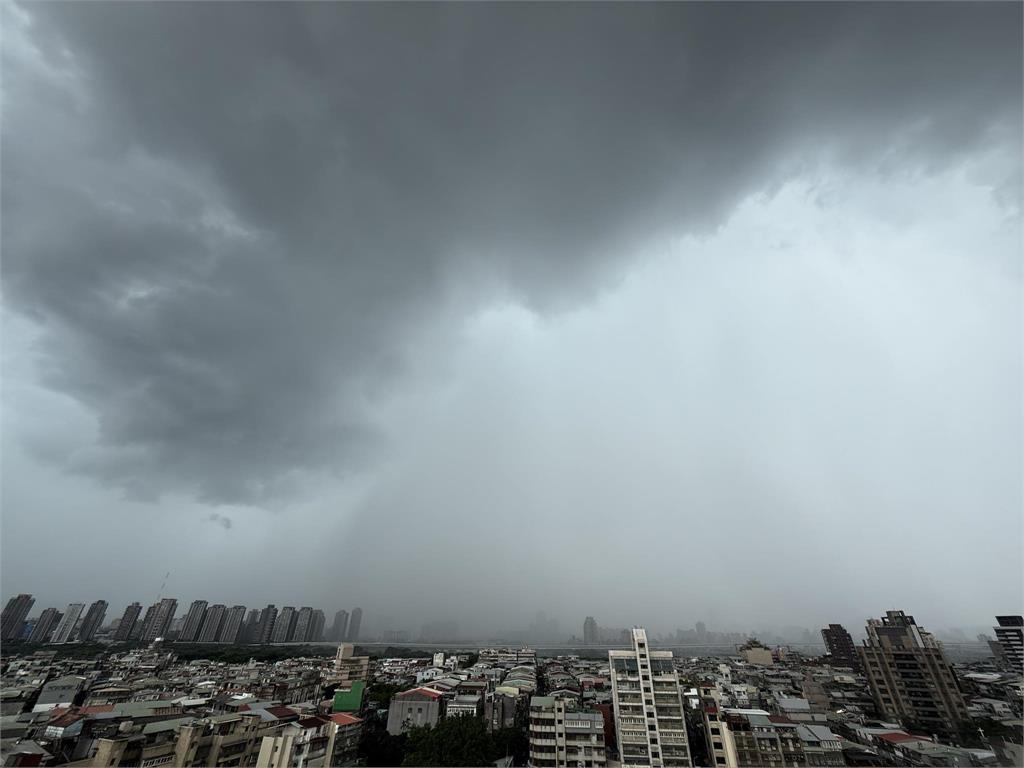 台北天空驚見「一整片雨瀑」震撼畫面曝光！鄭明典嚇喊：好像開水龍頭