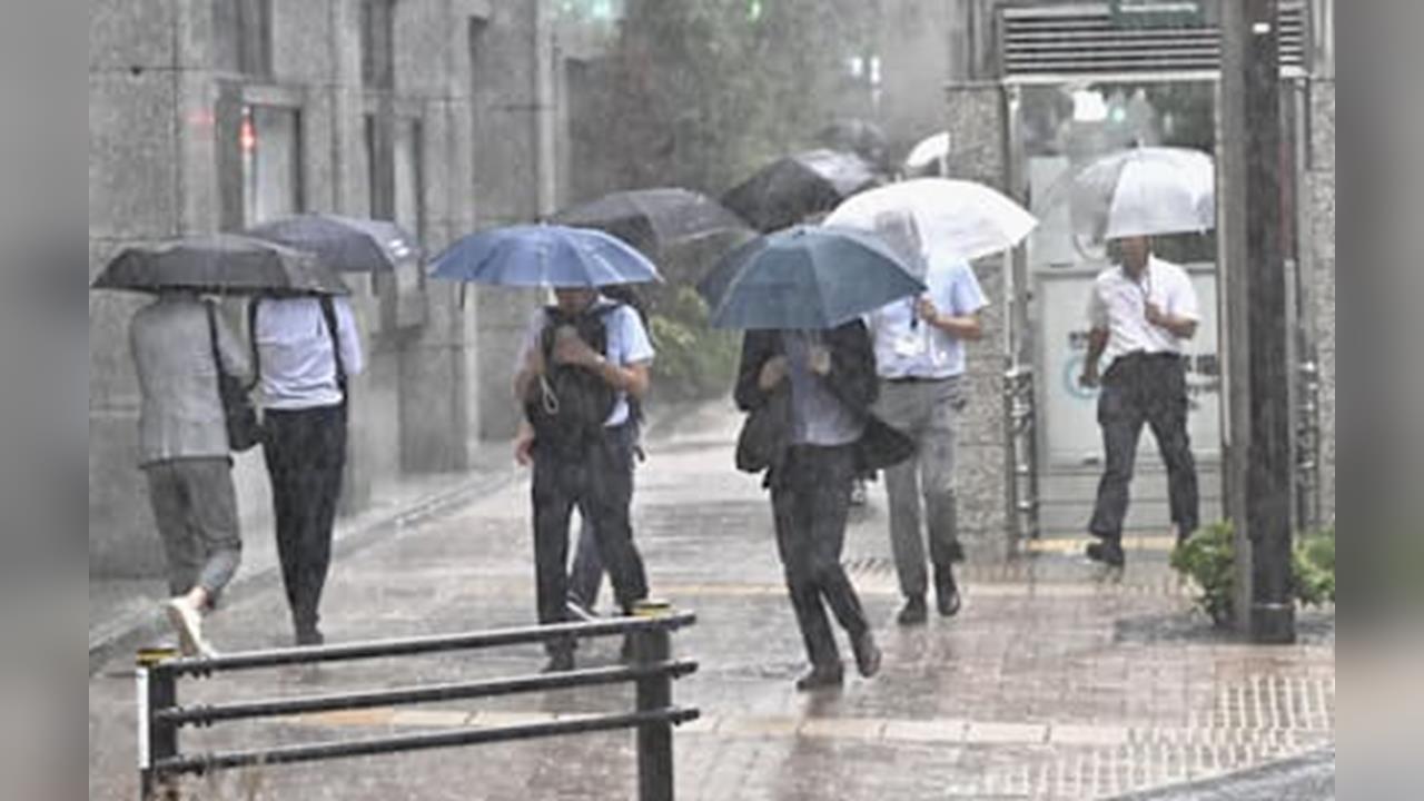 日本秋雨鋒面發威　關東至北陸暴雨馬路淹成河
