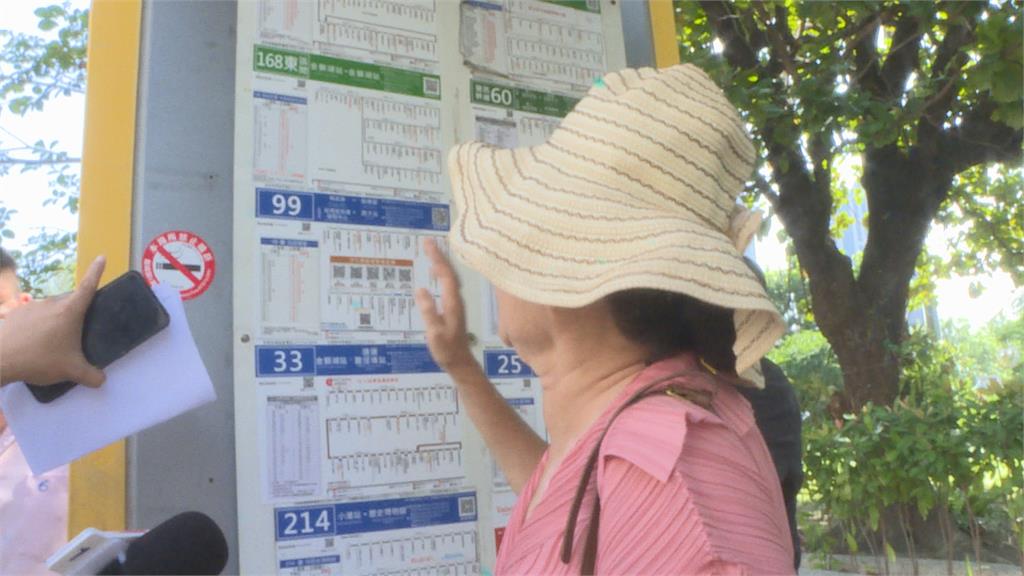 公車站路線圖貼到「兩米高」　眼力考驗？長輩爬座椅閱讀恐摔跤