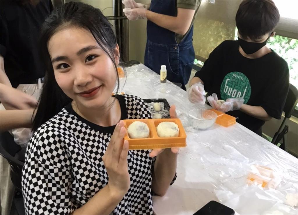 開南大學外籍生體驗台灣中秋節文化 做月餅學華語